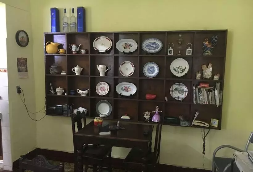 پانسیون Hostal Roberto Y Marta