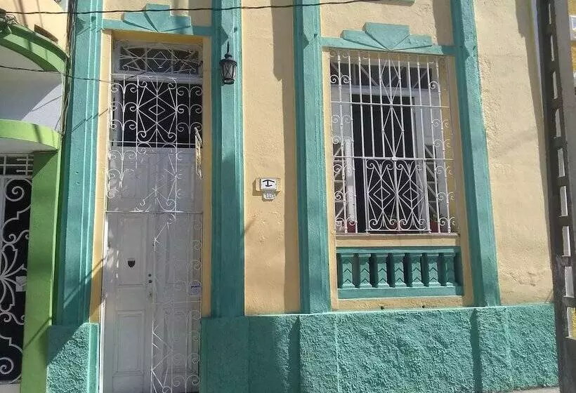 پانسیون Hostal Roberto Y Marta