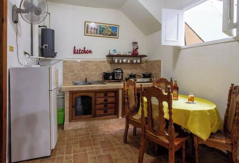 پانسیون Hostal Virtudes 216