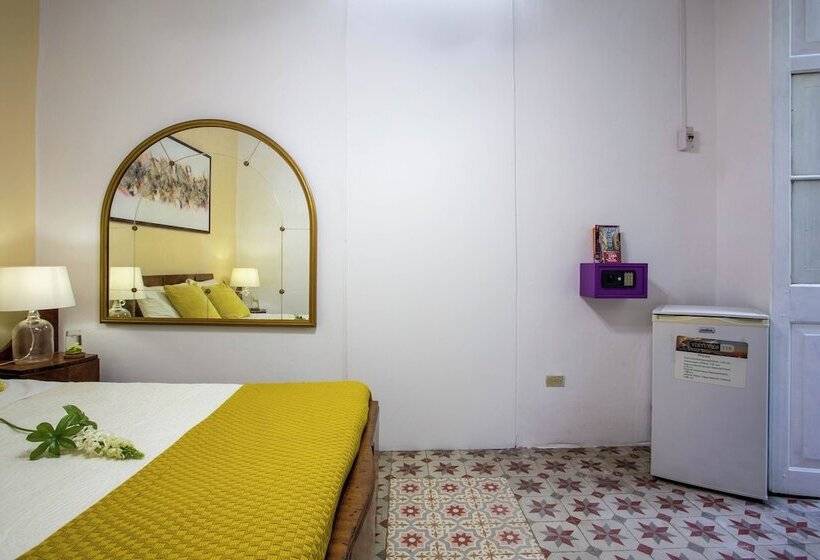 پانسیون Hostal Virtudes 216