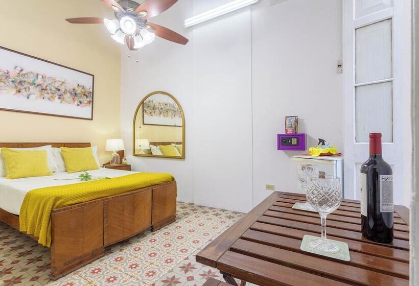 پانسیون Hostal Virtudes 216