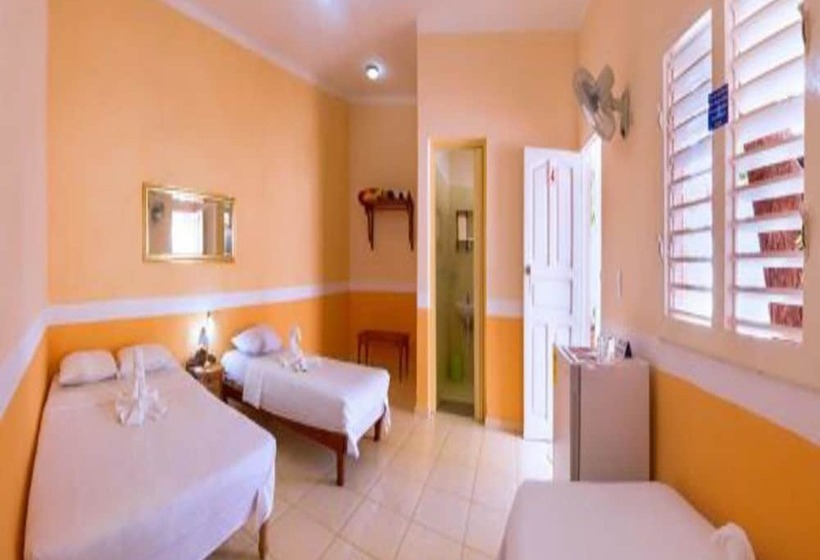 پانسیون Roots Travel Hostal Betina