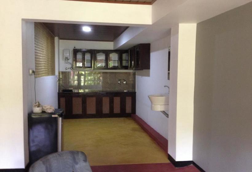 مبيت وإفطار Ambadi Villas