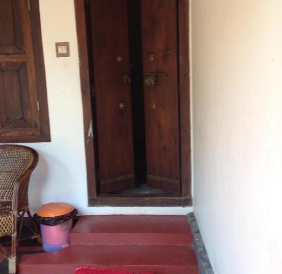 مبيت وإفطار Ambadi Villas