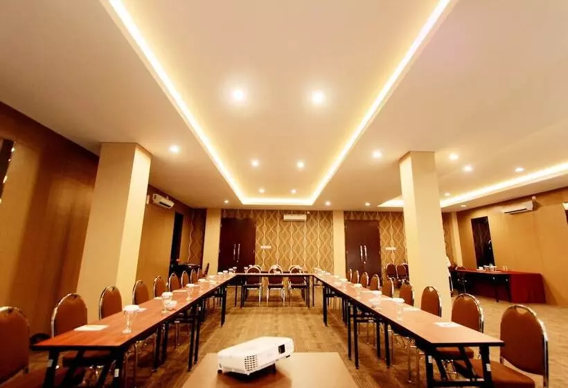 Viva Hotel Kediri, Azana Hotels Collection
