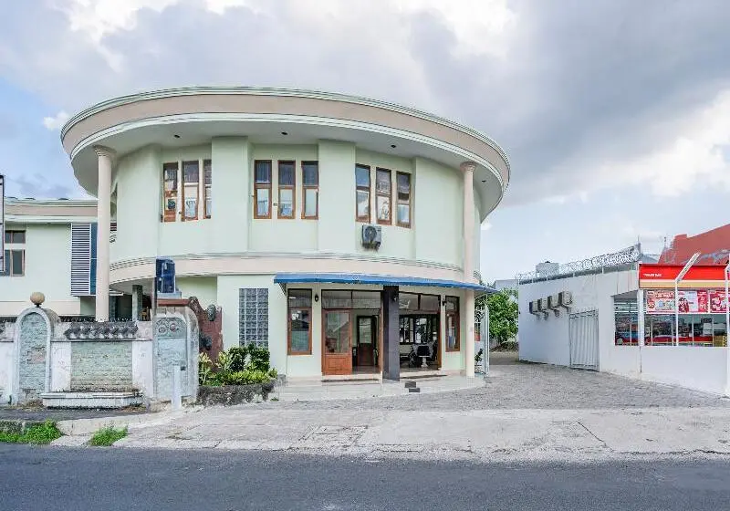 Capital O Hotel Abadi