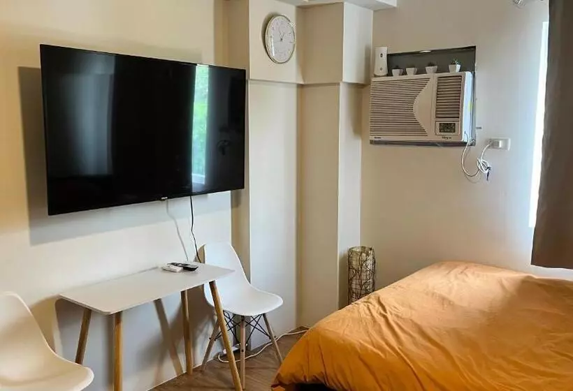 Coal Family Room With Fast Internet