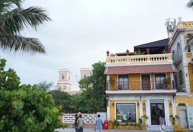 בית מלון כפרי La Plage Seaview Suites