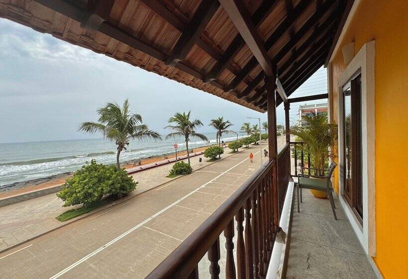 בית מלון כפרי La Plage Seaview Suites