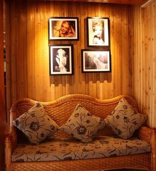 Dragon's Den Hostel