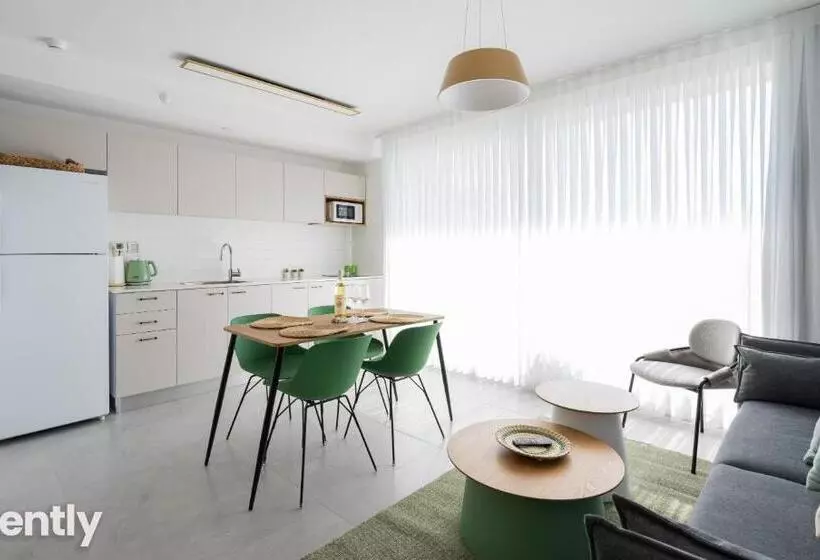 Sea Side Daisy Apartment   By Rently