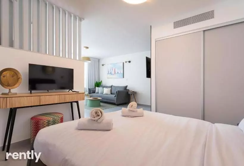 Sea Side Daisy Apartment   By Rently