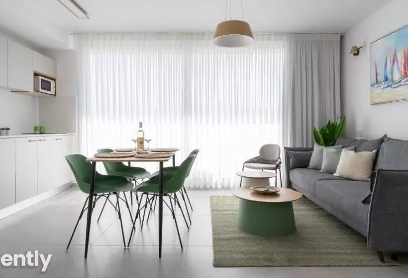 Sea Side Daisy Apartment   By Rently