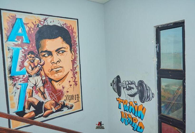 Snowz Hotel And Suites