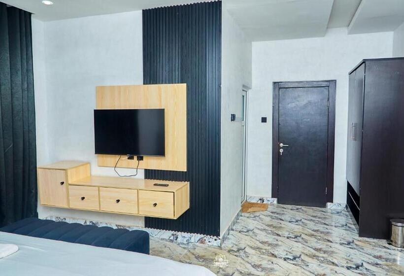 Snowz Hotel And Suites