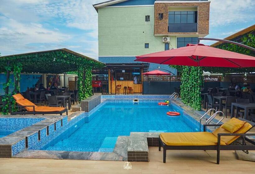 Snowz Hotel And Suites