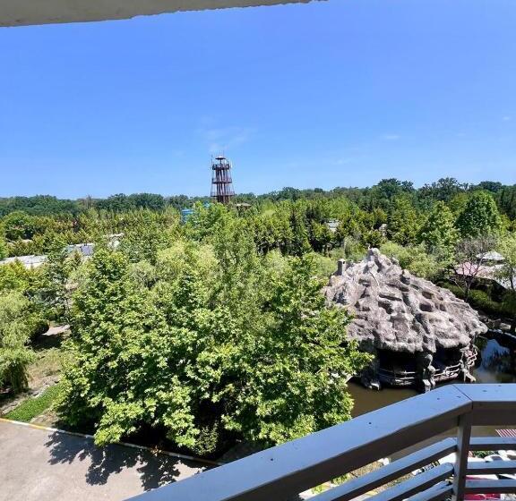 هتل Atlant Forest Vlllage