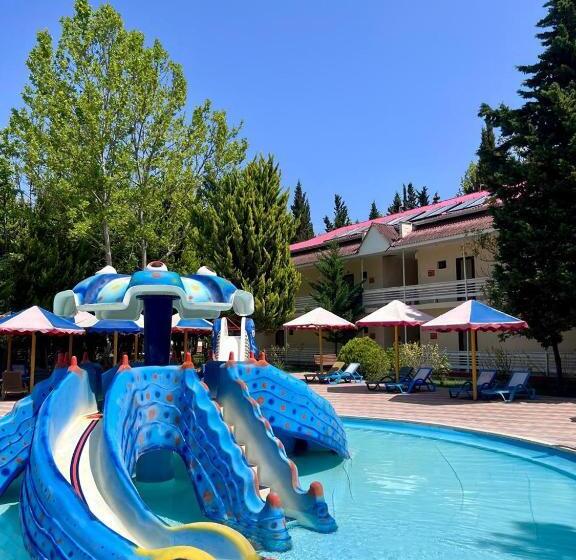 هتل Atlant Forest Vlllage