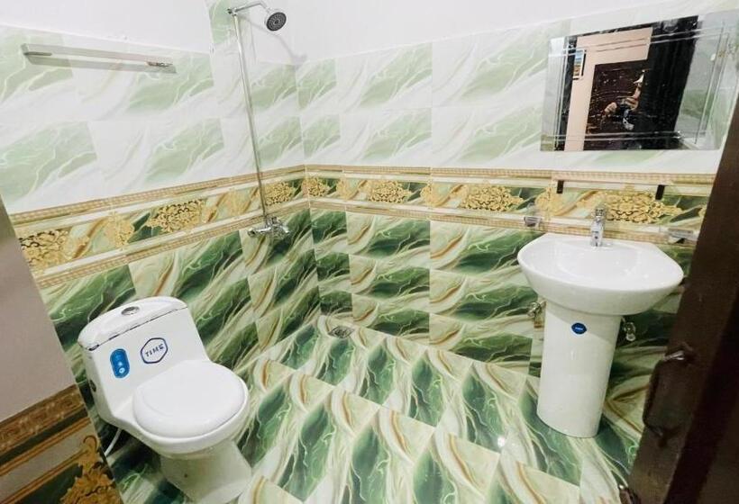 Отель The Queen