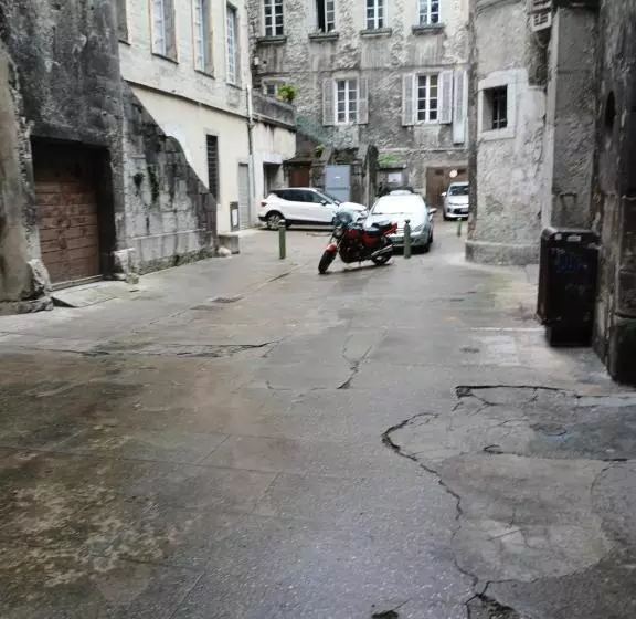 تختخواب و صبحانه Boigne Insolite