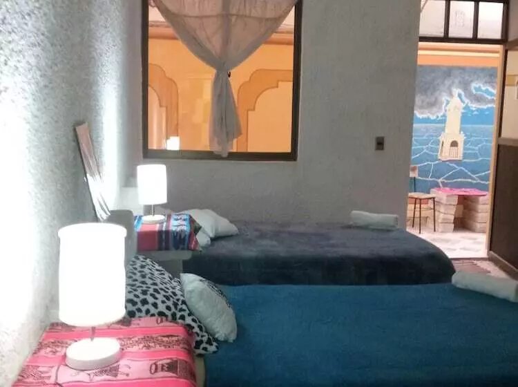 هتل Hostal Beds Of Salt Ga