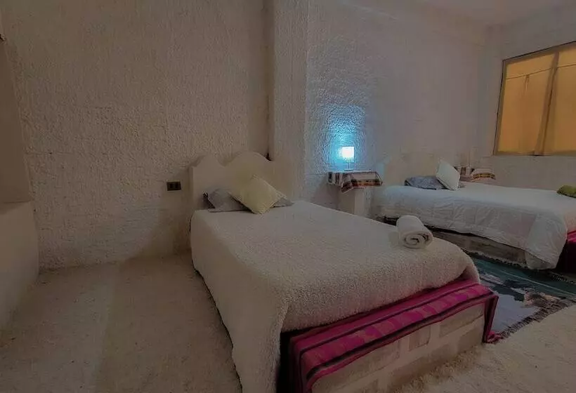 هتل Hostal Beds Of Salt Ga