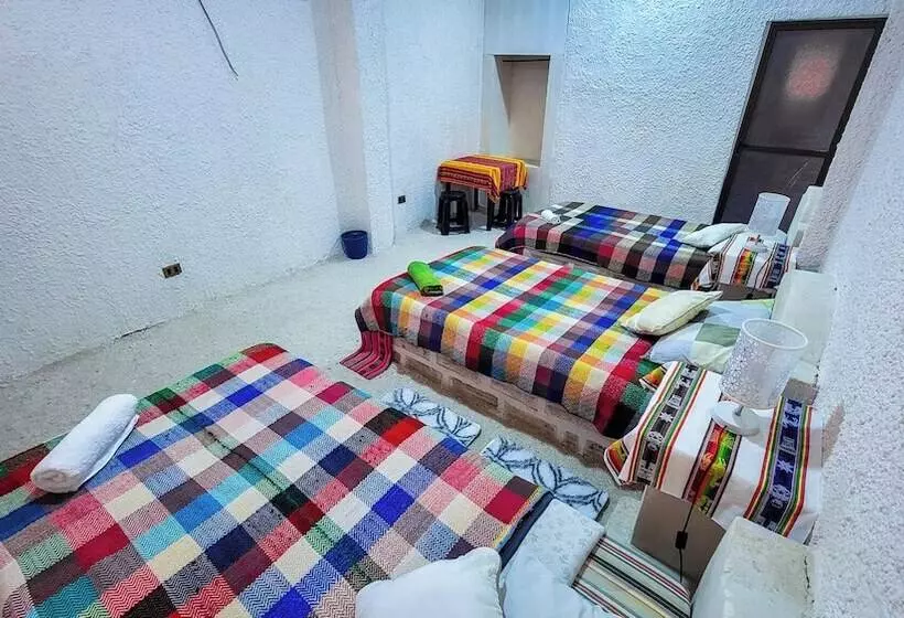 هتل Hostal Beds Of Salt Ga