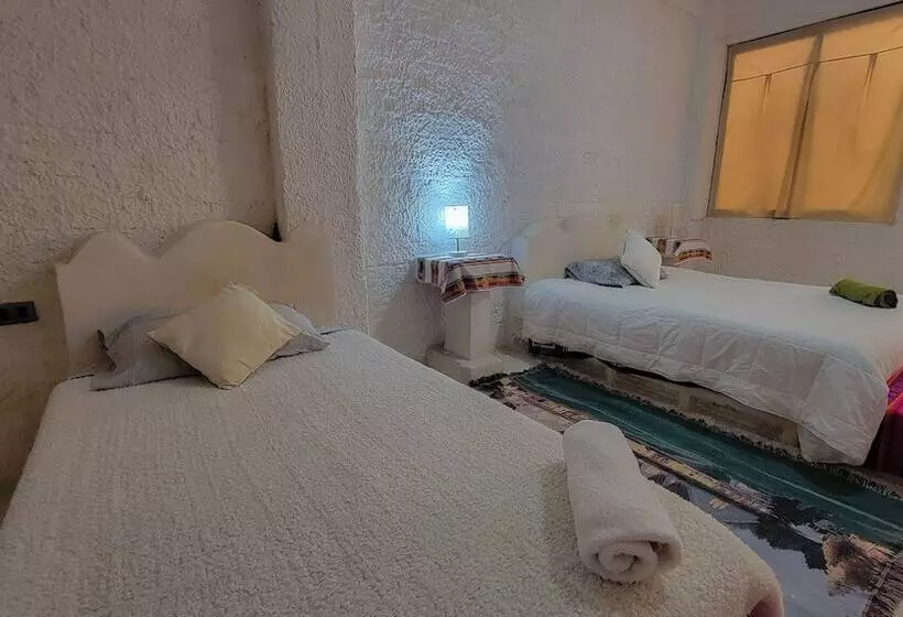 هتل Hostal Beds Of Salt Ga