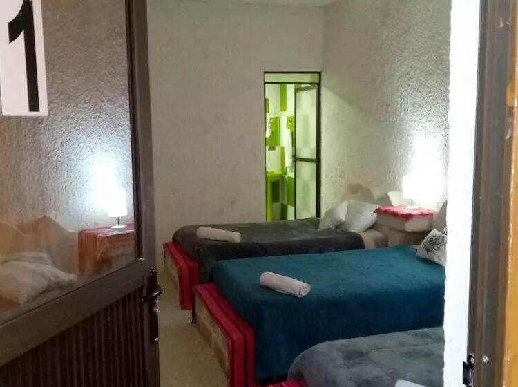 هتل Hostal Beds Of Salt Ga