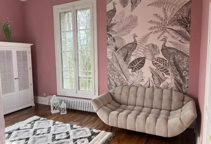 Aamiaismajoitus (B&B) Château De Marigny