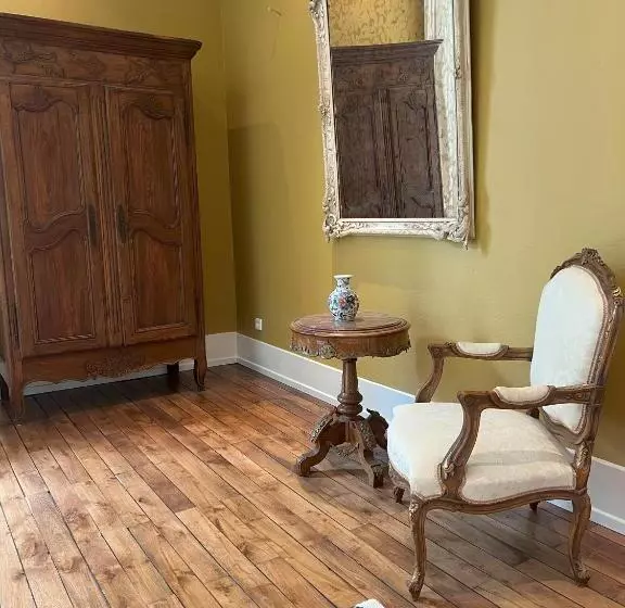 Aamiaismajoitus (B&B) Château De Marigny