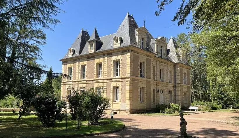 Aamiaismajoitus (B&B) Château De Marigny