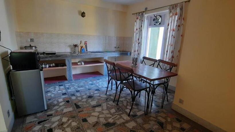 تختخواب و صبحانه Sherwi Hyul