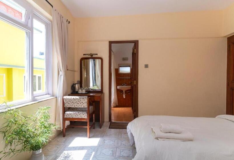 تختخواب و صبحانه Sherwi Hyul