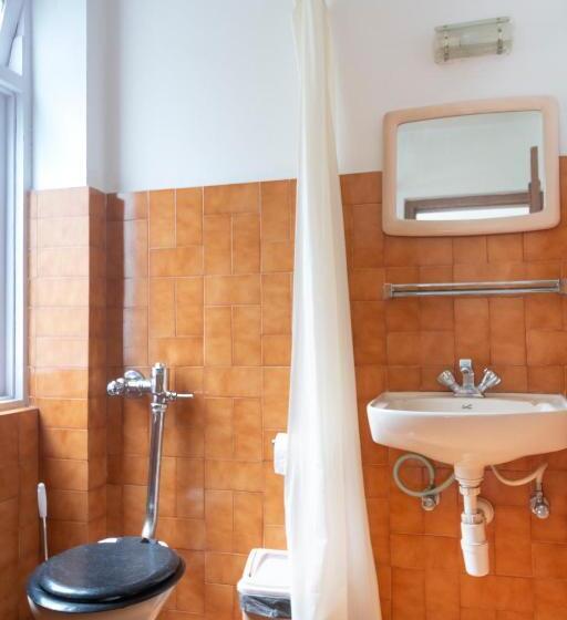 تختخواب و صبحانه Sherwi Hyul