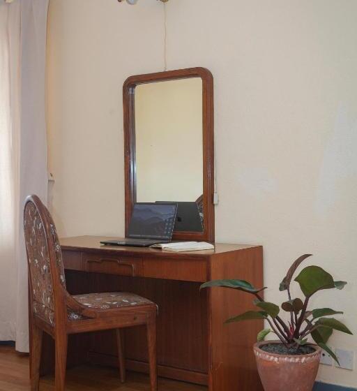 تختخواب و صبحانه Sherwi Hyul