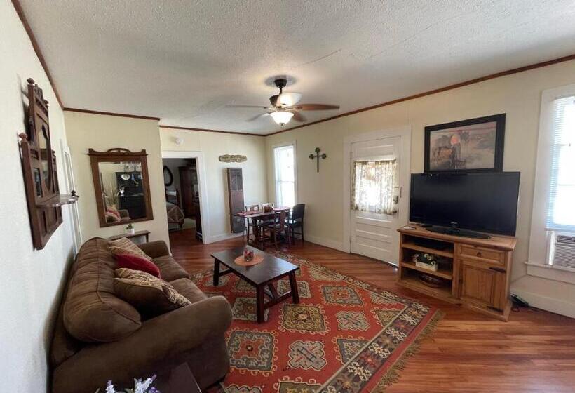 بنسيون Carriage Inn   Cottage