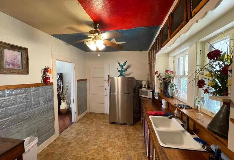 بنسيون Carriage Inn   Cottage