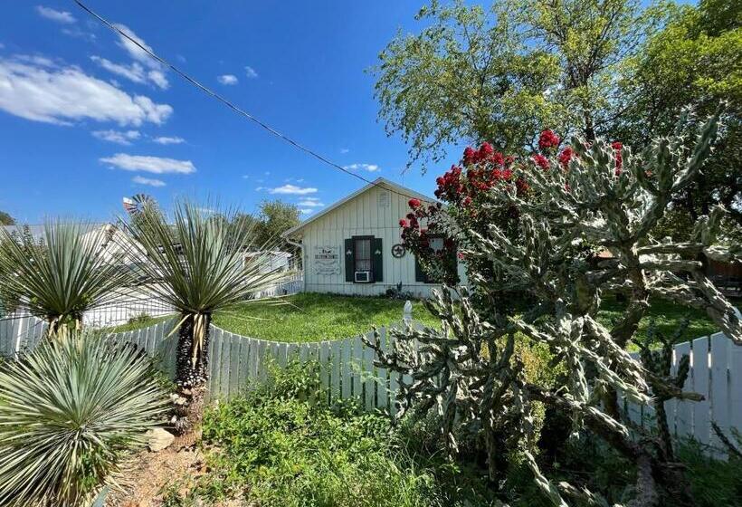 بنسيون Carriage Inn   Cottage