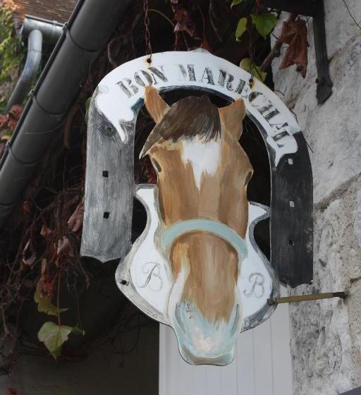 تختخواب و صبحانه La Suite Au Bon Marechal