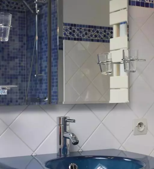 تختخواب و صبحانه La Suite Au Bon Marechal