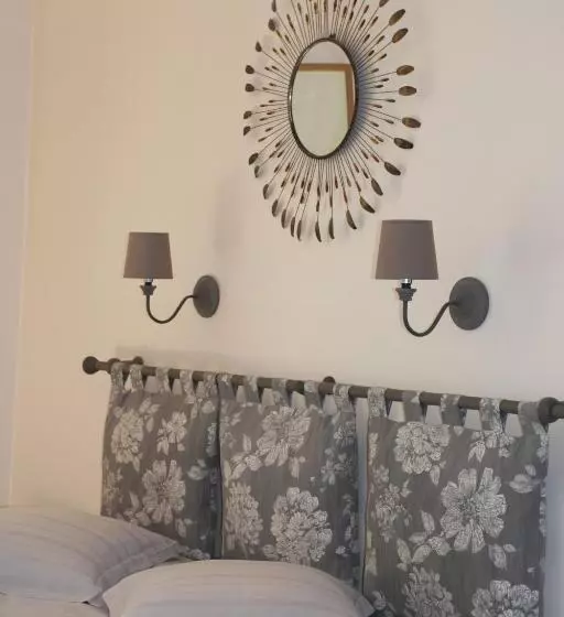 تختخواب و صبحانه La Suite Au Bon Marechal