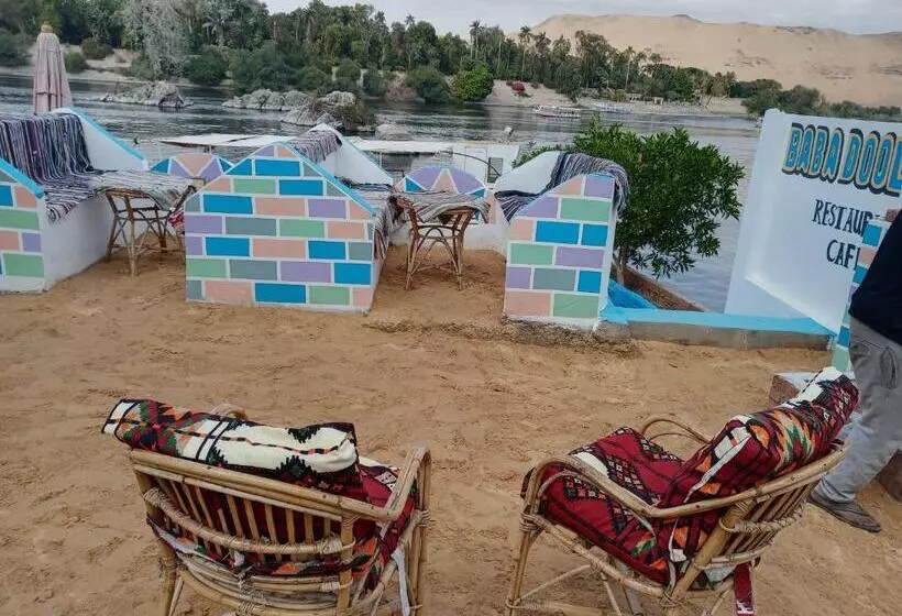 تختخواب و صبحانه Baba Dool