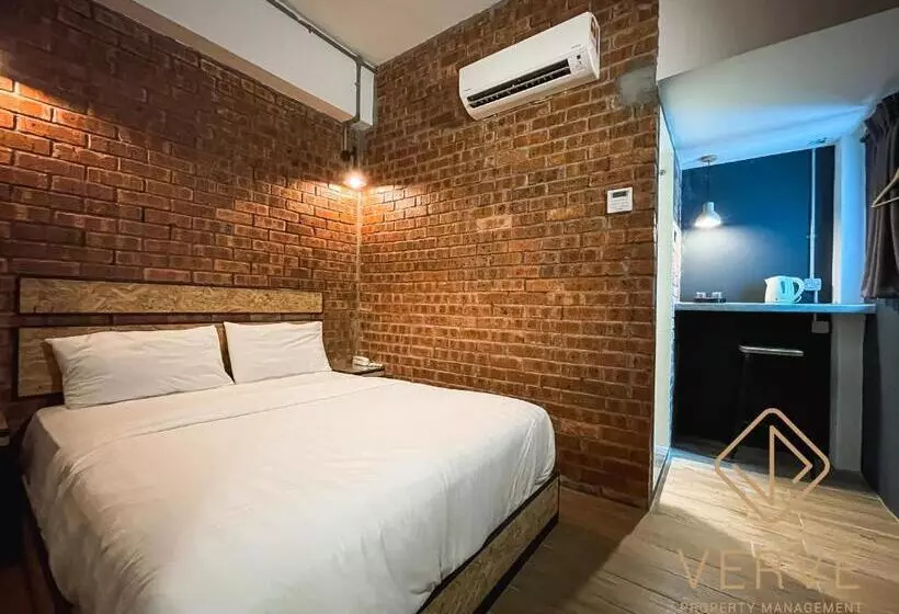 Hotel Brick Box