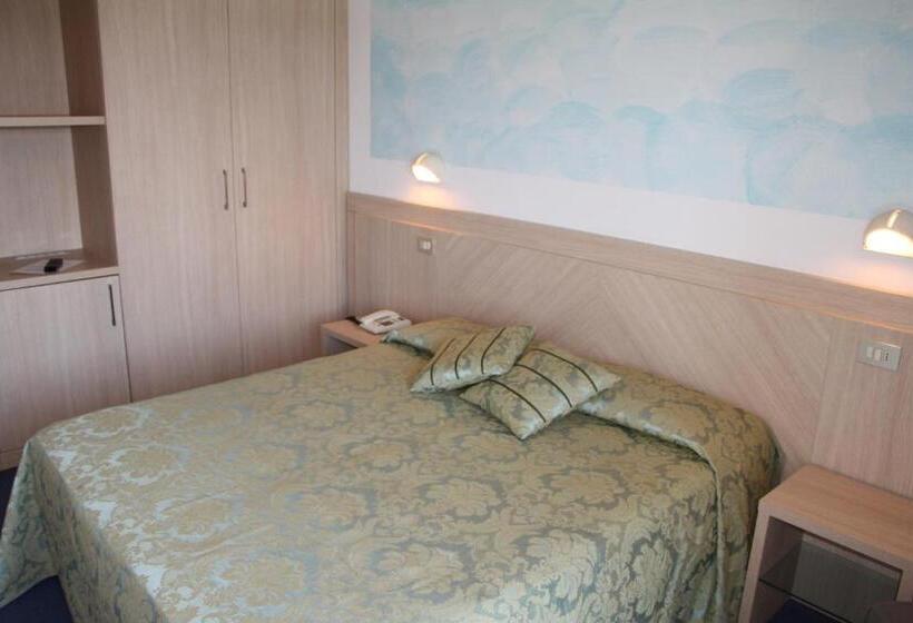 Отель Touring Spiaggia