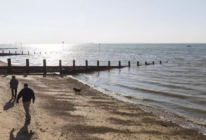 Majatalo Southend Guest House   Close To Beach, Train Station & Southend Airport