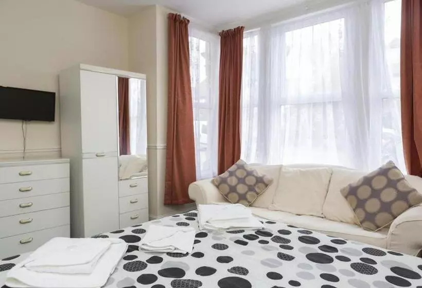 Majatalo Southend Guest House   Close To Beach, Train Station & Southend Airport