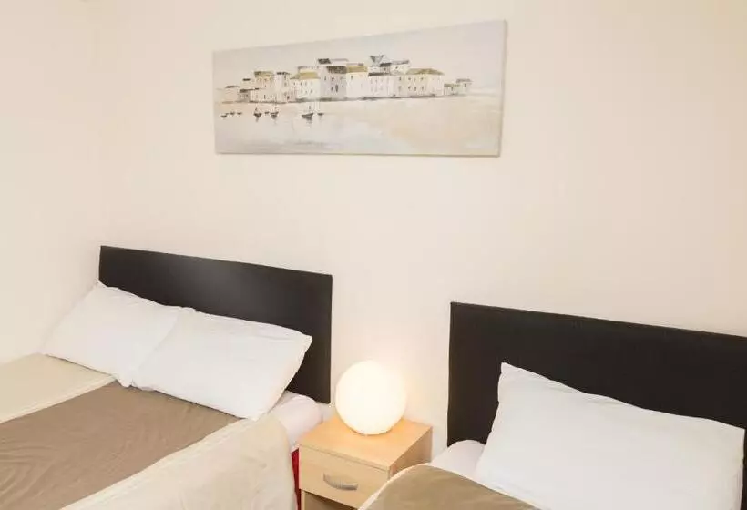 Majatalo Southend Guest House   Close To Beach, Train Station & Southend Airport
