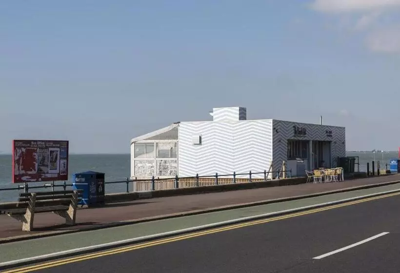 Majatalo Southend Guest House   Close To Beach, Train Station & Southend Airport