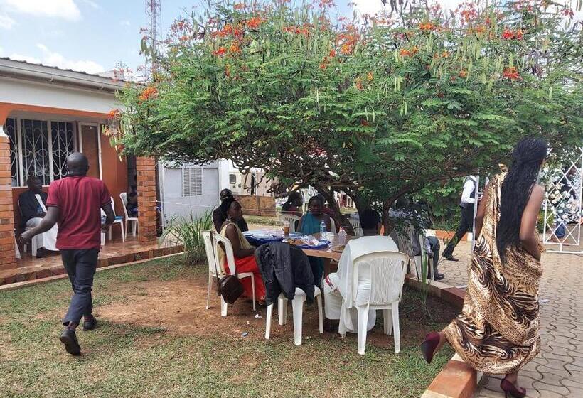 تختخواب و صبحانه Lucia Villas Mbale